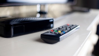 Smart TV box con il suo telecomando
